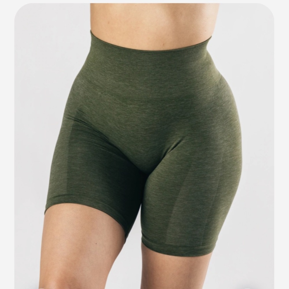 Alphalete Amplify Biker shorts olive green small